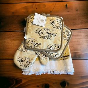 Las Vegas Souvenir Oven Mitt Potholder Kitchen Towel Set NWT Nevada Travel
